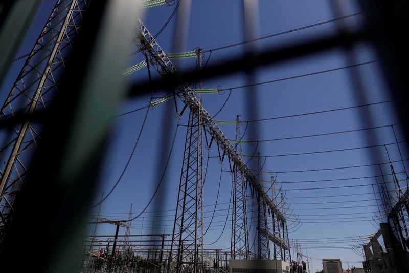 &copy; Reuters. FILE PHOTO: An Energias de Portugal (EDP) electric plant is seen on the outskirts of Lisbon, Portugal May 16, 2018. REUTERS/Rafael Marchante