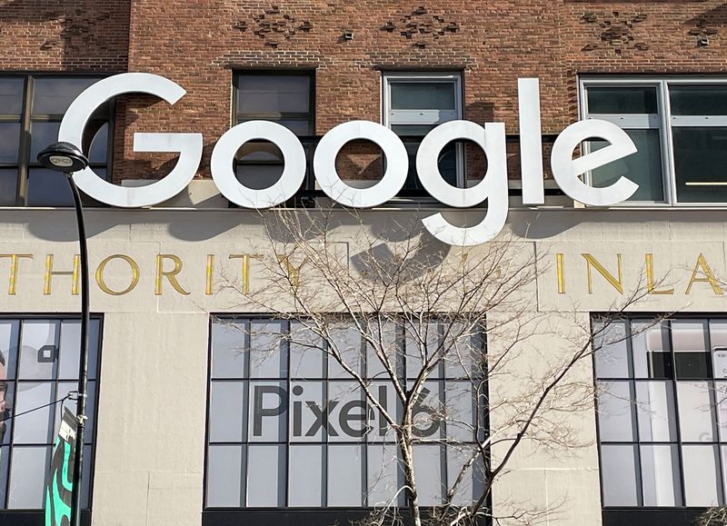 © Reuters. FILE PHOTO: The facade of a Google office is seen in New York City, New York, U.S., February 10, 2022. REUTERS/Paresh Dave/File Photo