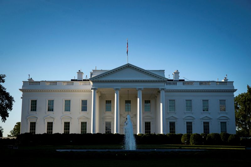 &copy; Reuters. FILE PHOTO: A general view of the White House in Washington, U.S., October 2, 2021. REUTERS/Al Drago/File Photo