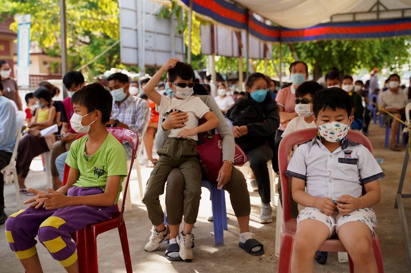 &copy; Reuters. FILE PHOTO: Children and their parents wait to receive a vaccine against the coronavirus disease (COVID-19) at a health center as Cambodia begins to vaccinate children aged 3 to 5 years old, in Phnom Penh, Cambodia, February 23, 2022.  REUTERS/Cindy Liu