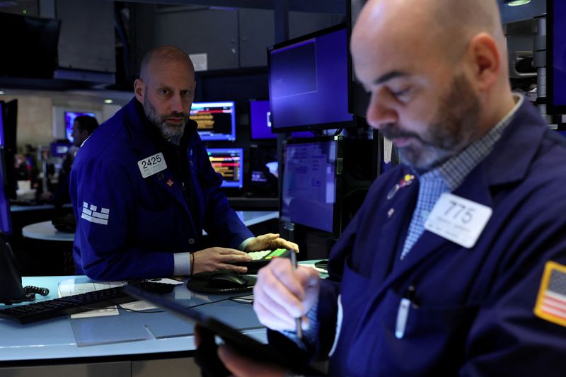 © Reuters. Operadores trabalham no salão da Bolsa de Valores de Nova York, EUA
21/03/2022
REUTERS/Brendan McDermid