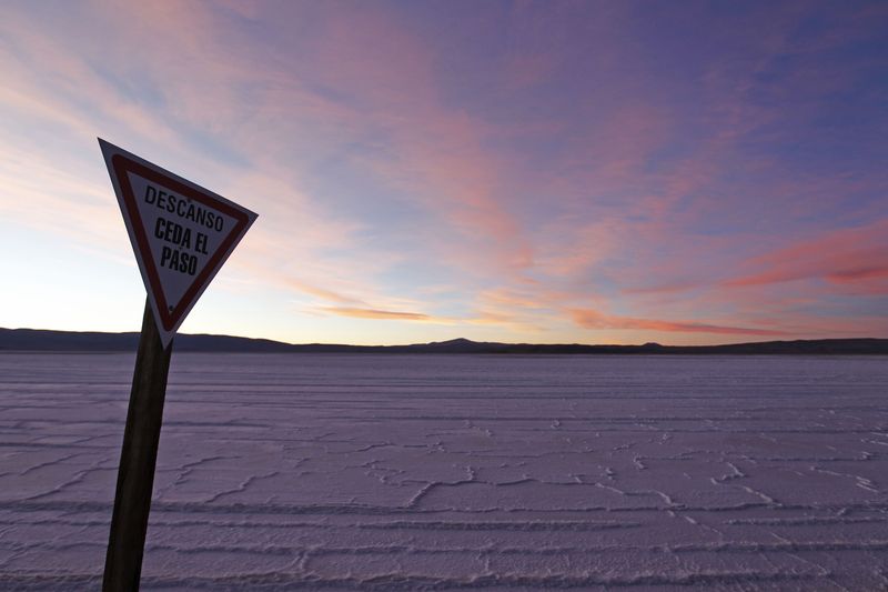 &copy; Reuters. FILE PHOTO: A view of sunset of the Salar del Hombre Muerto, or Dead Man's salt flat, at around 4,000 meters (13,123 feet) above sea level, on the border of the northern Argentine provinces of Catamarca and Salta, October 29, 2012.  REUTERS/Enrique Marcar