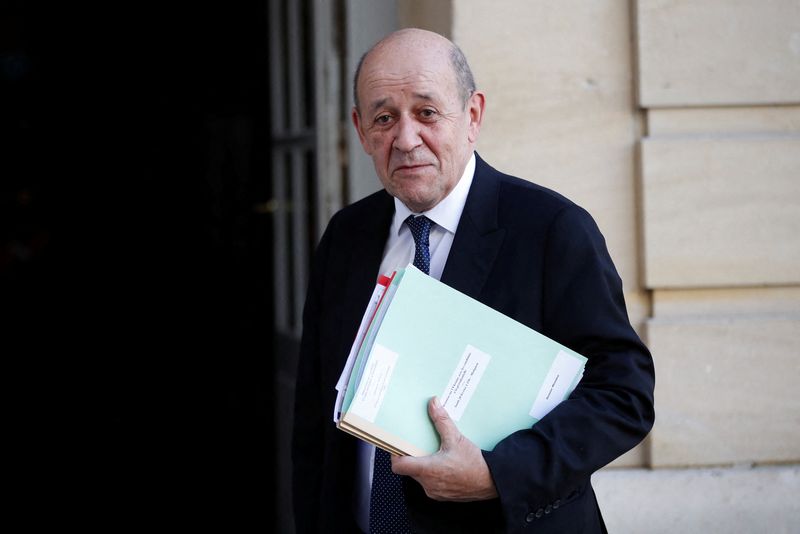 &copy; Reuters. Le ministre français des affaires étrangères Jean-Yves Le Drian et son homologue américain Antony Blinken ont constaté lundi soir lors d'un entretien téléphonique la nécessité, face à la poursuite de l'offensive russe en Ukraine, de poursuivre l