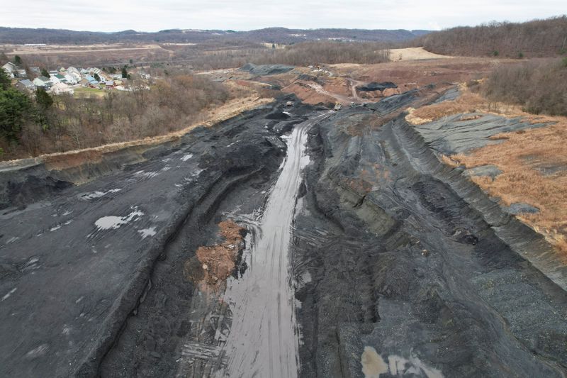© Reuters. Visão geral do antigo local de mineração que fornece materiais residuais de carvão para abastecer a Usina Elétrica Scrubgrass em Kennerdell, Pensilvânia, EUA
08/03/2022
REUTERS/Alan Freed