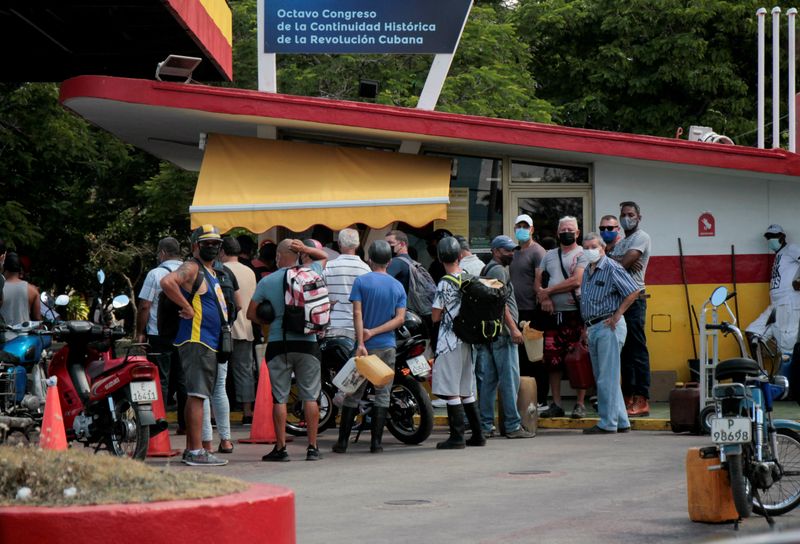 © Reuters. People line up for gas in Havana, Cuba, March 21, 2022. REUTERS/Stringer 