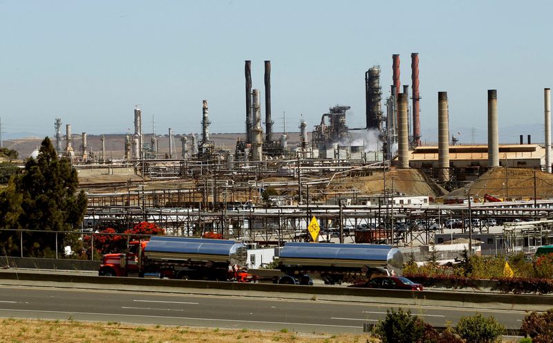 © Reuters. FILE PHOTO: Chevron Corp's refinery is shown in Richmond, California August 7, 2012.  REUTERS/Robert Galbraith/File Photo