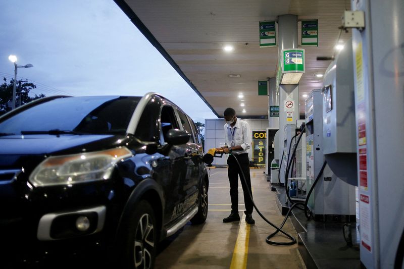 &copy; Reuters. Trabalhador abastece carro em posto de gasolina da Petrobras em Brasília. 
07/03/2022 
REUTERS/Adriano Machado