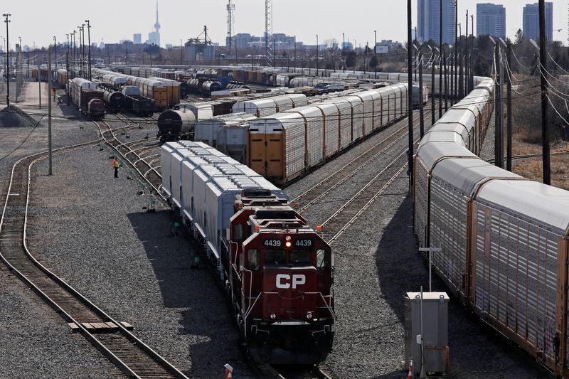 © Reuters. FILE PHOTO: A Canadian Pacific Railway (CP Rail) locomotive backs into position at the company's Toronto Yard in Scarborough, Ontario, Canada March 20, 2022.  REUTERS/Chris Helgren/File Photo