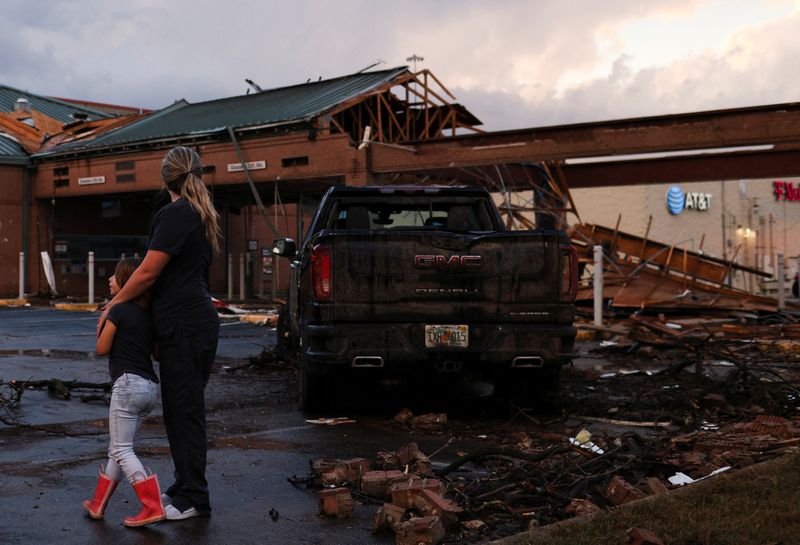 Tornados atingem o norte do Texas, danificando casas e empresas
