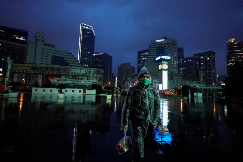 &copy; Reuters. 　中国・上海市で２１日確認された症状のない新型コロナウイルス新規国内感染者は８６５人と、５日連続で増加した。オミクロン株が流行している。上海の鉄道駅前で２１日撮影（２０２