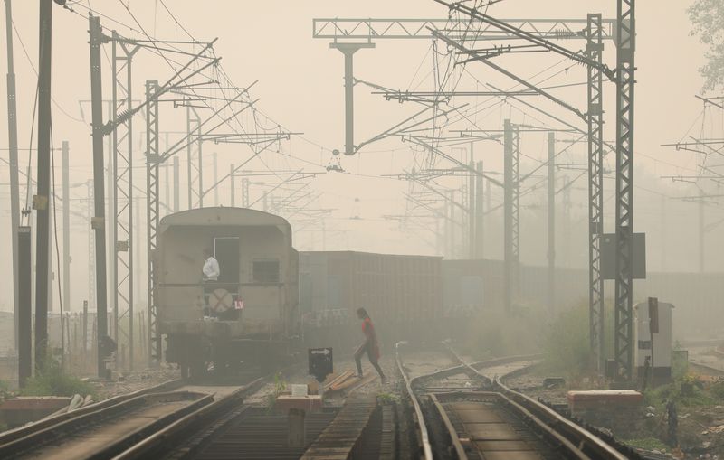 &copy; Reuters. 　３月２２日、２０２１年に世界保健機関（ＷＨＯ）の大気質基準を満たした国はゼロだった。６４７５都市を対象とした調査の結果が２２日公表された。写真はニューデリーで昨年１１月