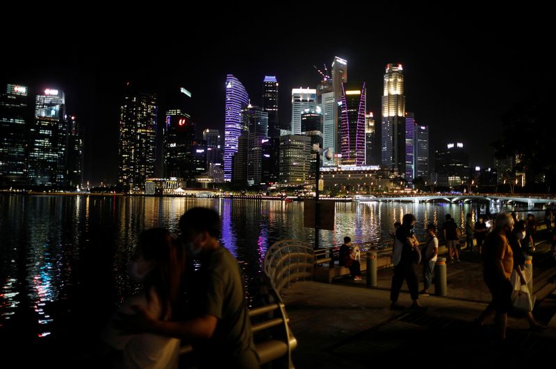 &copy; Reuters. FILE PHOTO: A view of the city skyline in Singapore December 31, 2020. REUTERS/Edgar Su