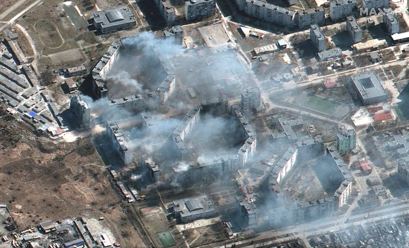 &copy; Reuters. صورة بالقمر الصناعي توضح احتراق مباني سكنية في ماريوبول يوم 19 مارس آذار 2022. صورة لرويترز من مكسار تكنولوجيز. (يحظرإعادة بيع الصورة أو الاحتف