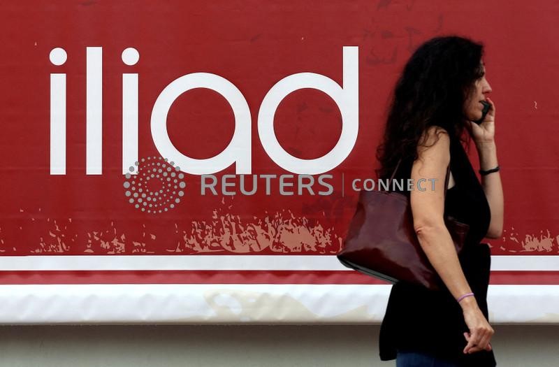 &copy; Reuters. Una donna passa di fronte al logo Iliad a Milano. 29 maggio 2018.  REUTERS/Stefano Rellandini/File Photo