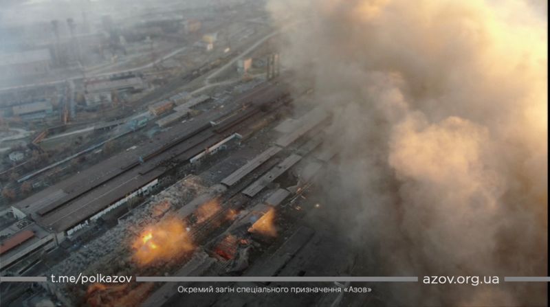 &copy; Reuters. انفجارات ودخان يتصاعد حول المجمع الصناعي وسط الغزو الروسي لأوكرانيا في ماريوبول في صورة من مقطع مصور نُشر على الإنترنت يوم الثلاثاء. (يحظر إ