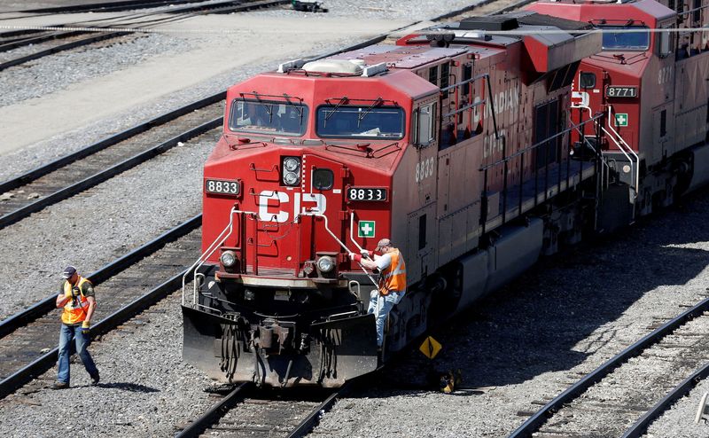 © Reuters. FILE PHOTO: A Canadian Pacific Railway crew works on their train at the CP Rail yards in Calgary, Alberta, April 29, 2014. REUTERS/Todd Korol/File Photo