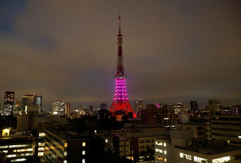 © Reuters. Tokyo Tower is illuminated only in the lower-half part in response to the government's request to save electricity in Tokyo, Japan March 22, 2022.  REUTERS/Issei Kato