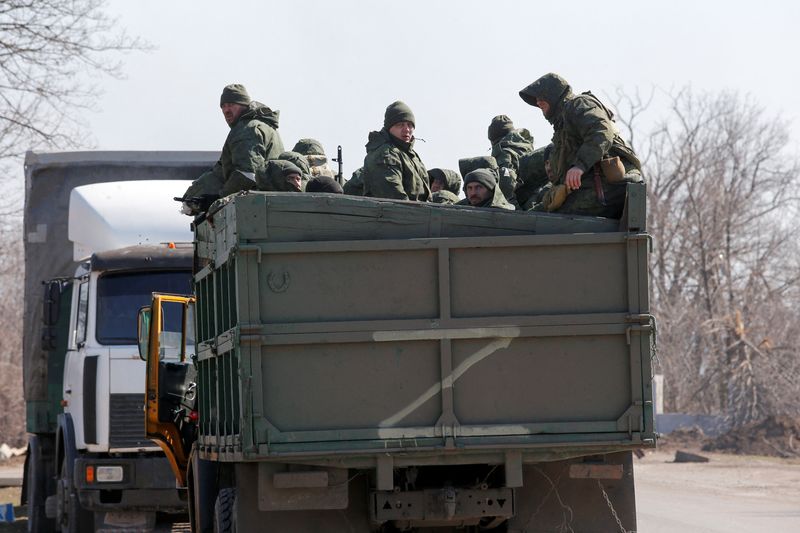 &copy; Reuters. جنود موالون للقوات الروسية على متن شاحنة على الطريق بالقرب من ماريوبول المحاصرة يوم الاثنين. تصوير: ألكسندر إيرموتشنكو - رويترز