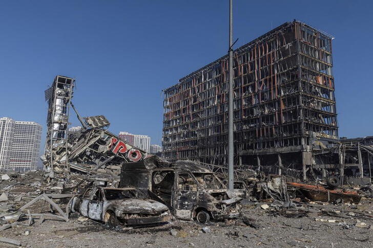 &copy; Reuters. Vista general de un centro comercial bombardeado en Kiev, Ucrania. 21 marzo 2022. REUTERS/Marko Djurica