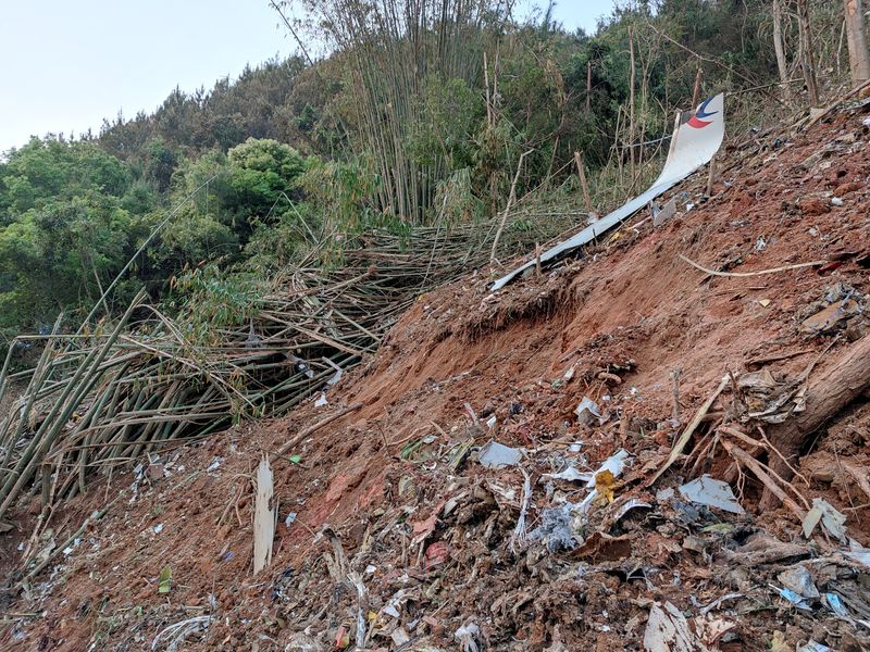 &copy; Reuters. Destroços de avião em local da queda de aeronave da China Eastern Airlines em Wuzhou, na China
21/03/2022
China Daily via REUTERS