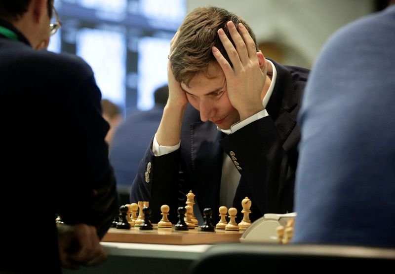 &copy; Reuters. Le Kremlin a invité mardi la Fédération internationale des échecs (FIDE) à se tenir à l'écart de la politique et a demandé l'annulation de sa décision d'exclure le grand maître russe Sergei Karjakin (photo) des compétitions pendant six mois en 