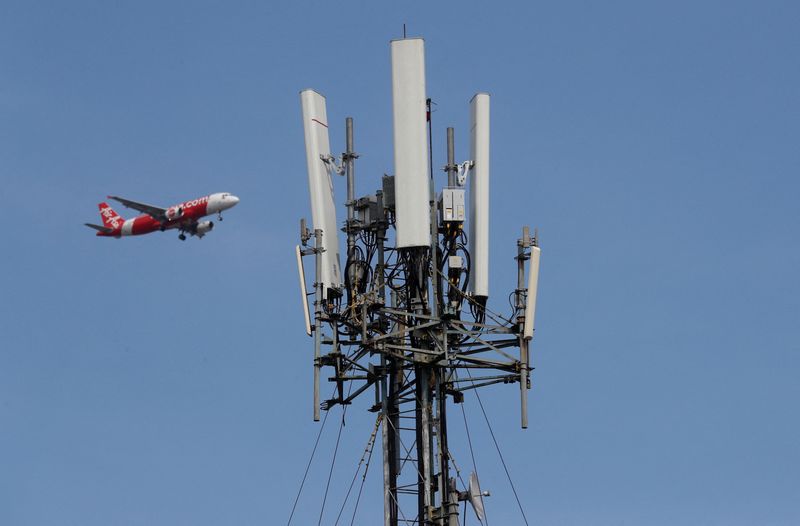 &copy; Reuters. FILE PHOTO: A passenger plane flies past a Globe Telecoms tower in Pateros, Metro Manila, Philippines, August 2, 2018.  REUTERS/Erik De Castro