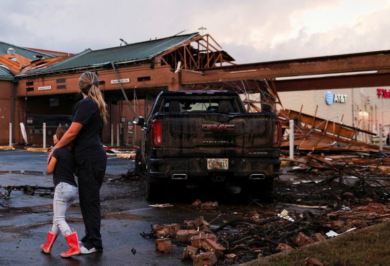 Tempestades ameaçam o sul depois que tornados atingem o Texas