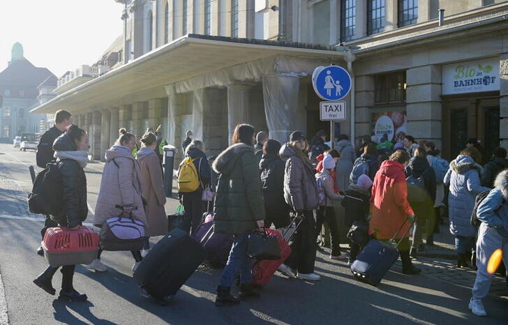 &copy; Reuters. Refugiados que huyen de Ucrania llegan a Goerlitz en Alemania después de pasar por Polonia. Marzo 22, 2022. REUTERS/Matthias Rietschel