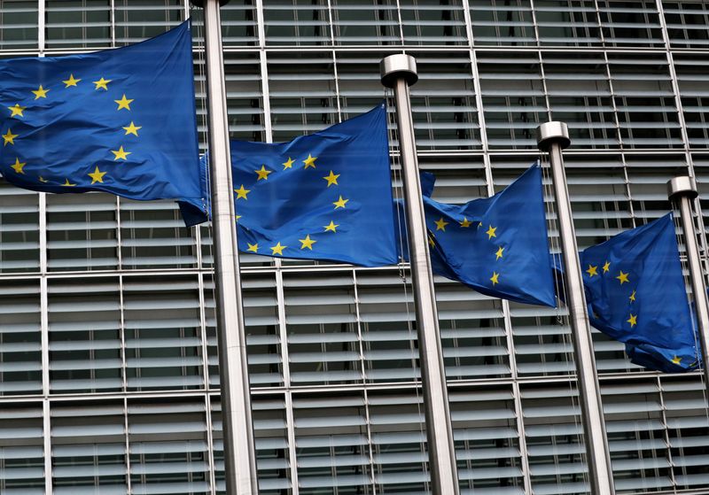 © Reuters. أعلام الاتحاد الأوروبي أمام مقر المفوضية الأوروبية في بروكسل بصورة من أرشيف رويترز.