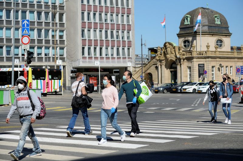 &copy; Reuters. People wear protective masks as they cross the street during the coronavirus disease (COVID-19) outbreak in central station of Luxembourg, in Luxembourg, April 20, 2020. Reuters/ Johanna Geron