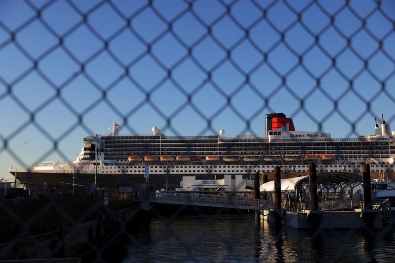 &copy; Reuters. FILE PHOTO: The Queen Mary 2 cruise ship by Cunard Line, owned by Carnival Corporation & plc. is seen docked at Brooklyn Cruise Terminal as the Omicron coronavirus variant continues to spread in Brooklyn, New York City, U.S., December 20, 2021. REUTERS/An