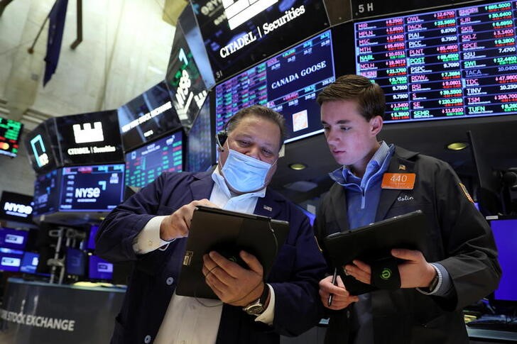&copy; Reuters. Dos operadores trabajan en la Bolsa de Nueva York, EEUU. 21 marzo 2022. REUTERS/Brendan McDermid