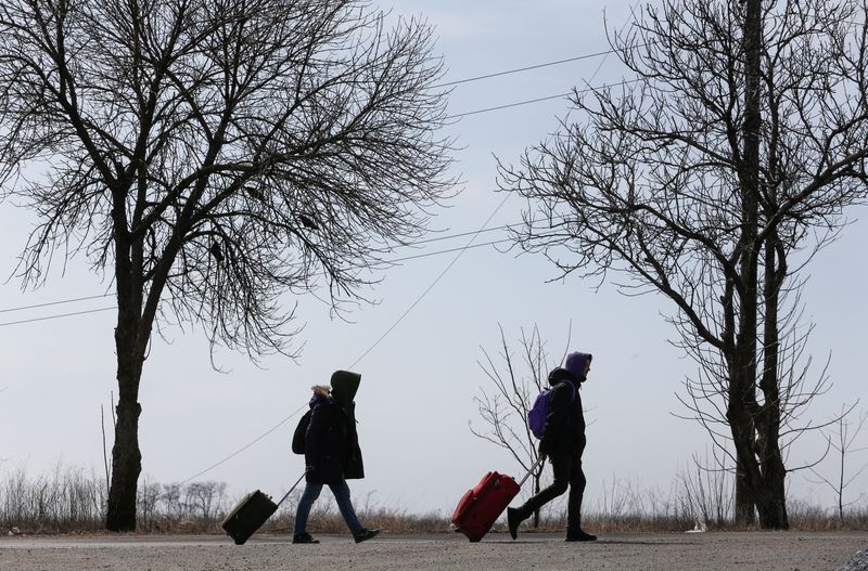 &copy; Reuters. ウクライナは２２日、ロシア軍に包囲されている南東部マリウポリからの市民退避および同市への人道的物資の輸送を認めるようロシアに訴えた。マリウポリで撮影（２０２２年　ロイター