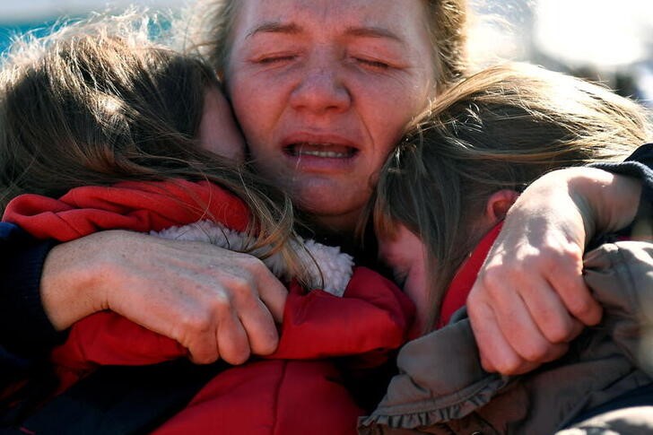 &copy; Reuters. Women from Kharkiv are reunited with their friend from Chernihiv in Ukraine after fleeing to Romania, following Russia's invasion of Ukraine, at the border crossing in Siret, Romania, March 22, 2022. REUTERS/Clodagh Kilcoyne     TPX IMAGES OF THE DAY