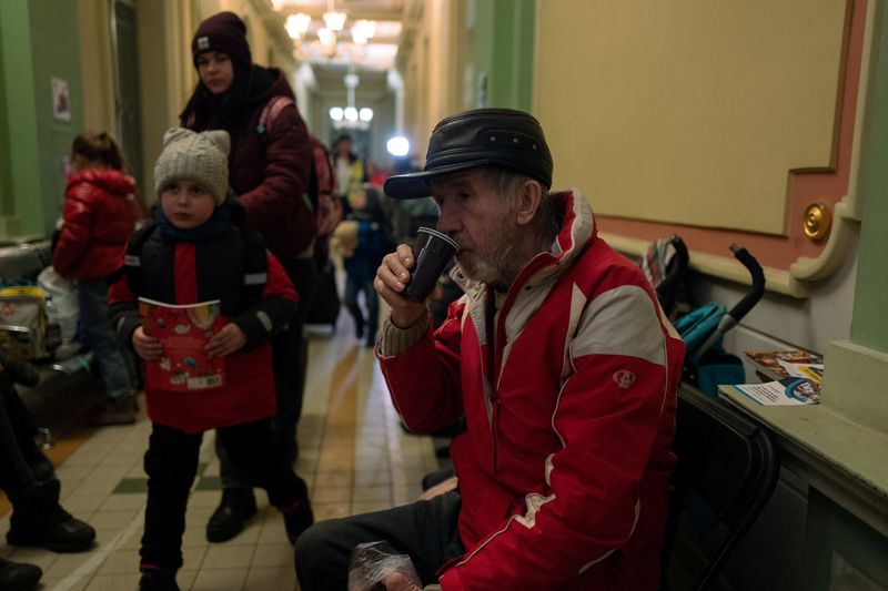 &copy; Reuters. مسن يتناول جرعة ماء بعد الوصول إلى بولندا هاربا من الحرب في أوكرانيا يوم 19 مارس آذار 2022. تصوير: كاسبر بيمبل - رويترز