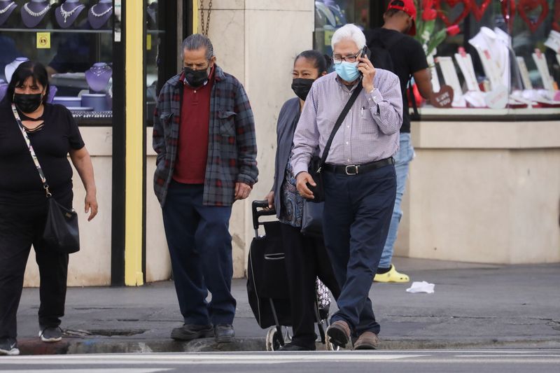 &copy; Reuters. People still wear their masks, amid the coronavirus disease (COVID-19) pandemic, in Los Angeles, California, U.S., February 8, 2022. REUTERS/David Swanson