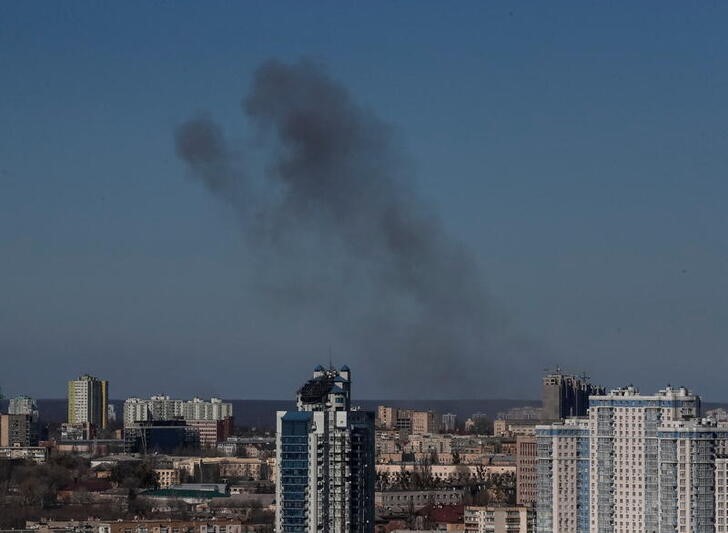 &copy; Reuters. Foto del martes de humo sobre la ciudad de Kiev por los bombardeos rusos. 
Mar 22, 2022. REUTERS/Gleb Garanich