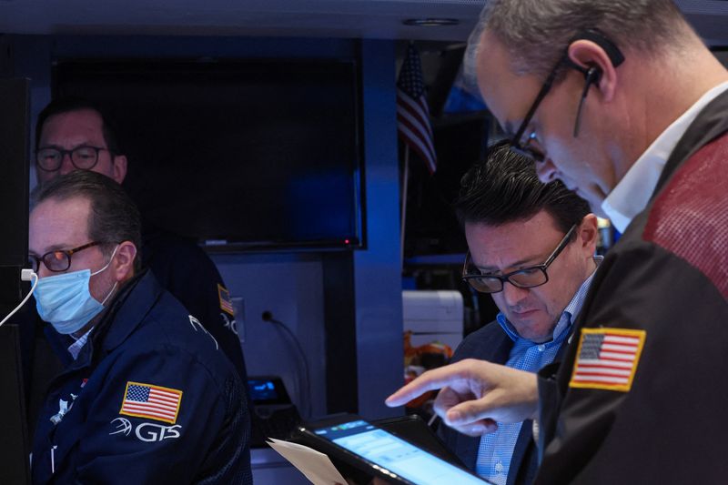 © Reuters. Traders work on the floor of the New York Stock Exchange (NYSE) in New York City, U.S., March 21, 2022.  REUTERS/Brendan McDermid