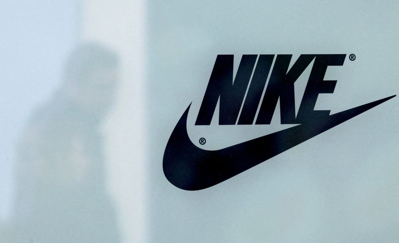 &copy; Reuters. Il logo Nike su una vetrina di un negozio a Belaya Dacha, fuori Mosca.  REUTERS/Grigory Dukor