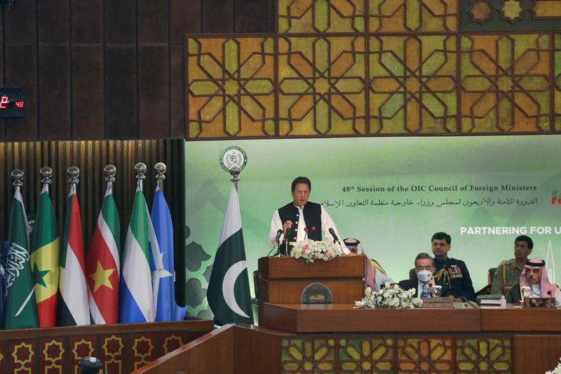 © Reuters. رئيس الوزراء الباكستاني عمران خان يتحدث أمام وزراء خارجية منظمة التعاون الإسلامي في إسلام اباد يوم الثلاثاء. رويترز