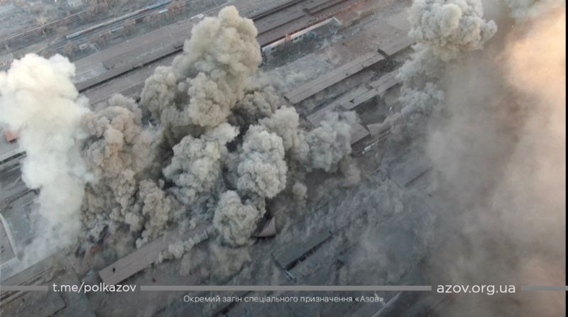 &copy; Reuters. Fumaça ao redor de complexo industrial de Mariupol após várias explosões ocorridas durante invasão russa da Ucrânia
22/03/2022
AZOV/Divulgação via REUTERS