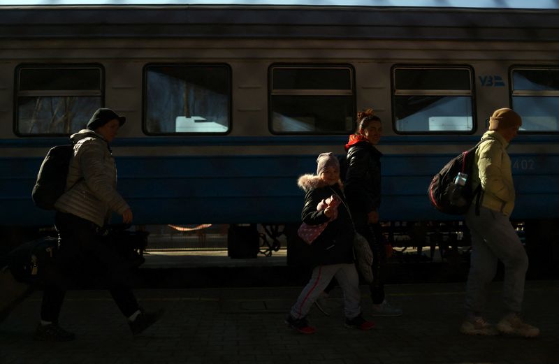 &copy; Reuters. FILE PHOTO: Ukrainian refugees walk on the platform after arriving from Odesa at Przemysl Glowny train station, after fleeing the Russian invasion of Ukraine, in Przemysl, Poland, March 21, 2022.REUTERS/Hannah McKay/File Photo