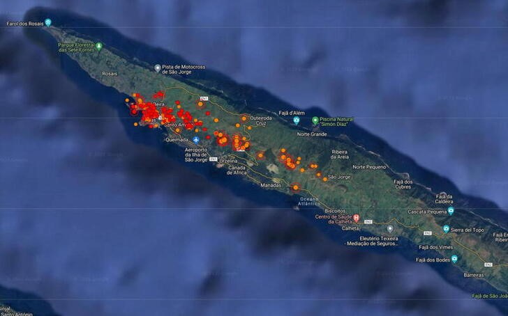 &copy; Reuters. Un mapa satelital muestra la actividad volcánica en las islas Azores. Handout via REUTERS. ATENCIÓN EDITORES: ESTA IMAGEN FUE PROVISTA POR UNA TERCERA PARTE.