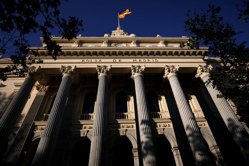 &copy; Reuters. FOTO DE ARCHIVO. Una bandera española ondea sobre la Bolsa de Madrid, España