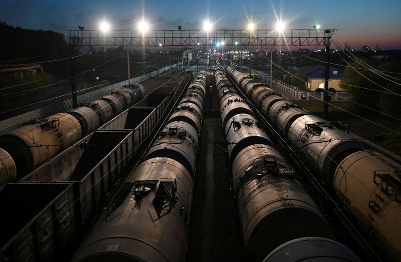 © Reuters. FILE PHOTO: A view shows railroad freight cars, including oil tanks, in Omsk, Russia May 1, 2020. REUTERS/Alexey Malgavko