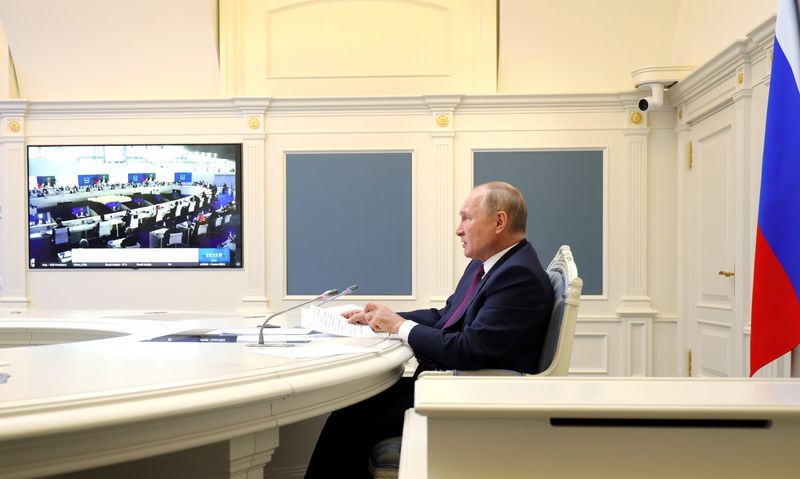 &copy; Reuters. الرئيس الروسي فلاديمير بوتين يشارك في قمة مجموعة الدول العشرين عبر دائرة تلفزيونية مغلقة من موسكو في 30 أكتوبر تشرين الأول 2021. صورة من الكرمل