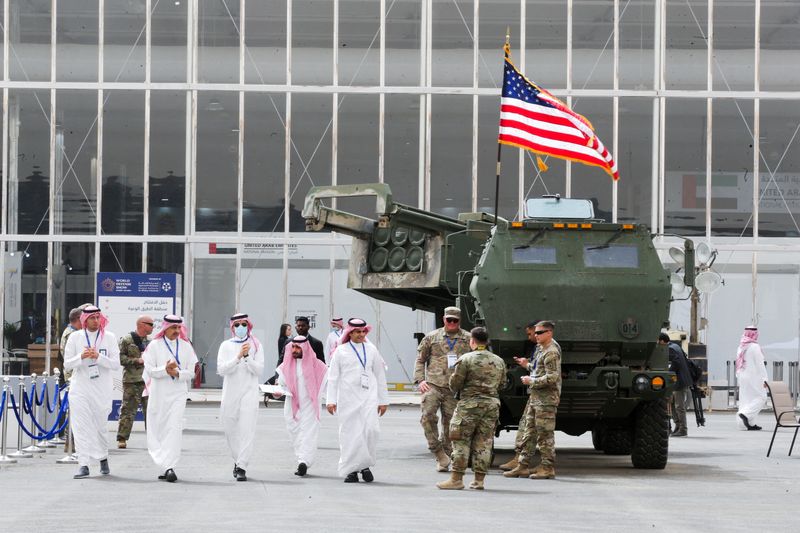 &copy; Reuters. بطارية دفاع صاروخية أمريكية في معرض للصناعات العسكرية في الرياض يوم 6 مارس آذار 2022. تصوير: أحمد يسري - رويترز