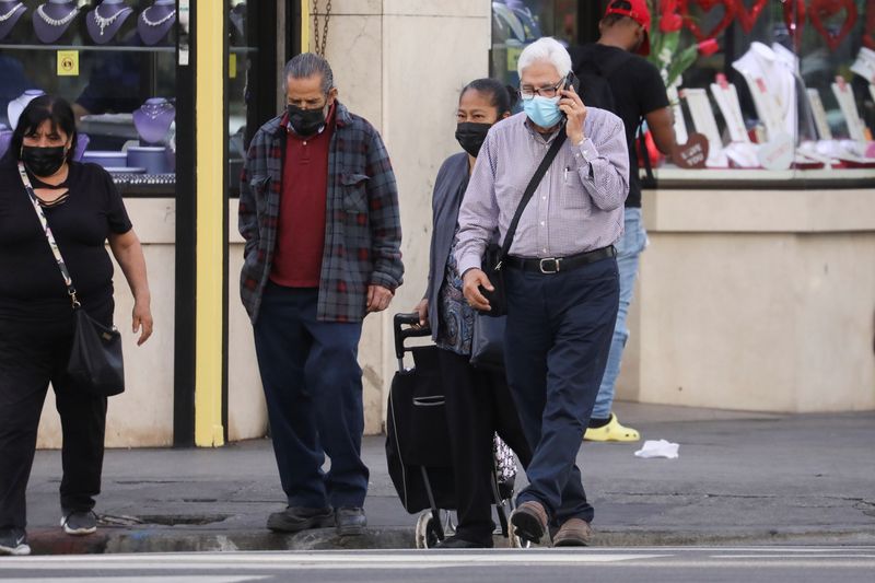 &copy; Reuters. Pessoas usando máscaras durante pandemia de Covid-19 em Los Angeles
08/02/2022 REUTERS/David Swanson