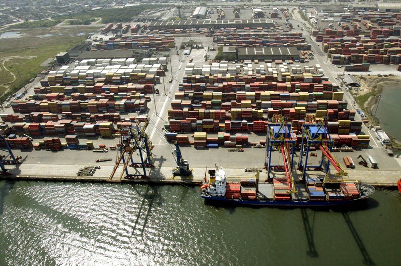 © Reuters. Visão do porto de Santos
3/09/2004
REUTERS/Paulo Whitaker