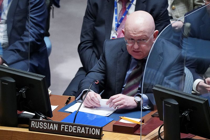 © Reuters. سفير روسيا لدى الأمم المتحدة فاسيلي نيبينزيا في نيويورك يوم 17 مارس اذار 2022. تصوير: ديفيد ديلجادو - رويترز. 